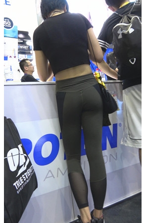 健身的短发紧身裤美女