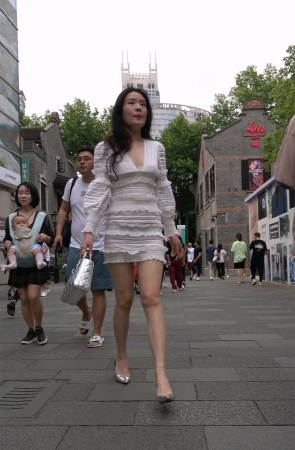 性感的高跟鞋白裙美姐