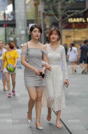 温婉的两美女 气质迷人