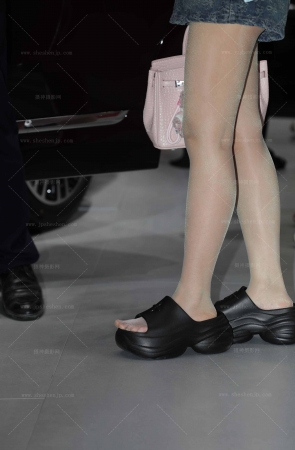 25上海车展在买车的美腿肉丝拖鞋小姐姐 9P
