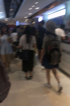 鸭舌帽眼镜妹在等地铁