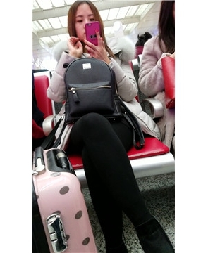 4k-候车室内的小清新甜美少女。