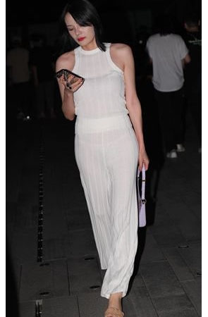 白色休闲装美女(58P)