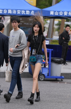 热裤大长腿美女