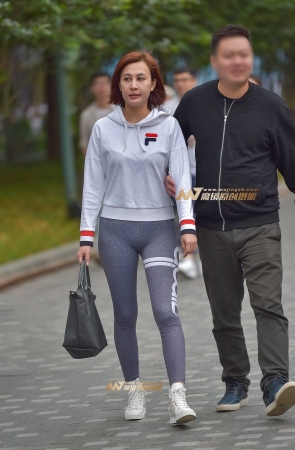 紧致深灰瑜珈裤少妇