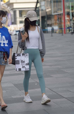 街拍偶遇紧致紧身瑜伽裤小姐姐