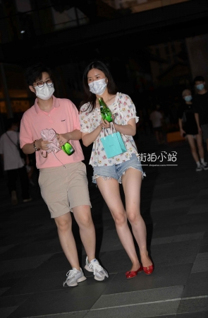 朴素的热裤女孩 【春光乍……】