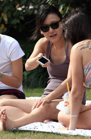 跟闺蜜们平卧草地上