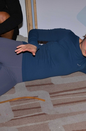 清纯紧身裤短发美眉