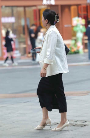 气质街拍高跟少妇