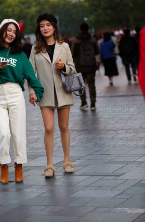 小姐姐笑得很甜美