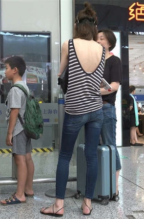 遮挡面积最小的细带凉鞋，配上一双美女美足，感觉就是好