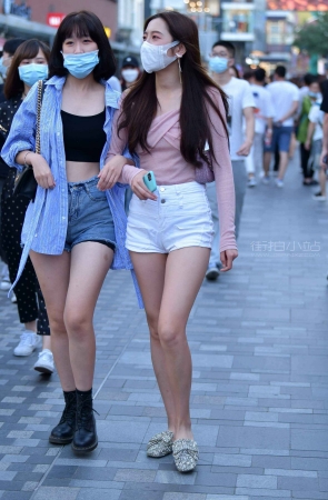 街拍白短热裤美缝美眉