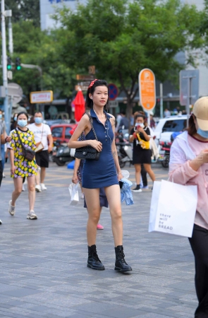 街拍牛仔裙小妹