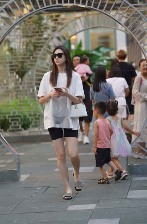 街拍带墨镜的美眉