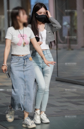 浅蓝牛仔裤美女