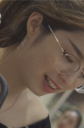 4K – 眼镜妹长得相当清秀 [2.36 GB/MP4]