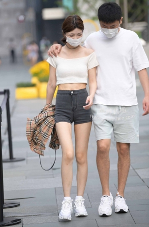 22729-4+79勒紧热裤女友 15P