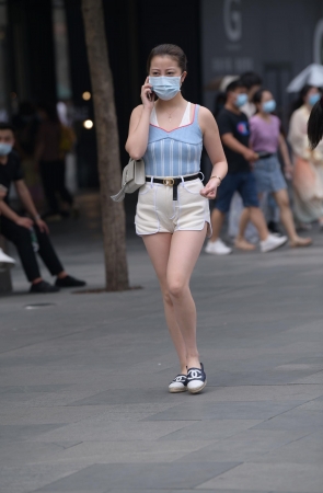 打电话的小姐姐