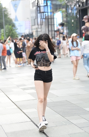 23714-15=76√热裤大白腿小姐姐