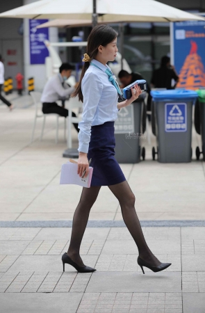 很有气质的汽车销shou大长tui黑 丝街拍高跟