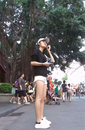 白短热裤苗条美腿鸭舌帽美女