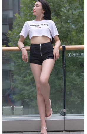 黑色热裤美腿美女【套图+视频】