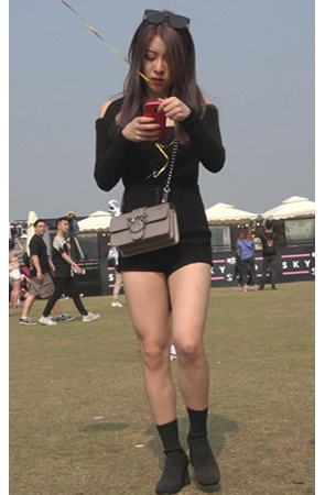 拿着气球的黑色高腰短裤美女