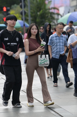 年纪轻轻，身材真美～