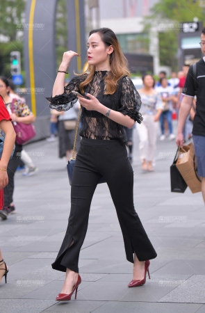 紧身黑裤红高跟**