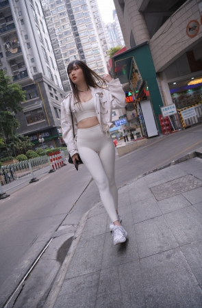 白色瑜伽裤美女