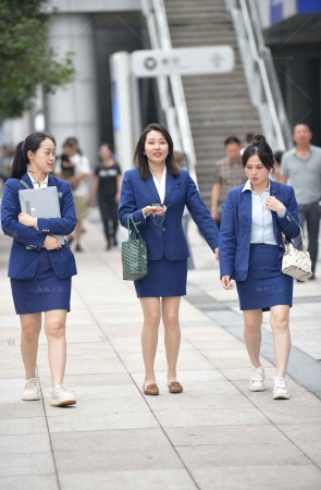 开心的美女店员~