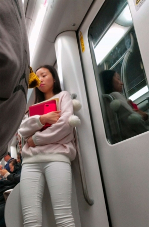 地铁上的苗条身材清秀小美女街拍紧身白裤