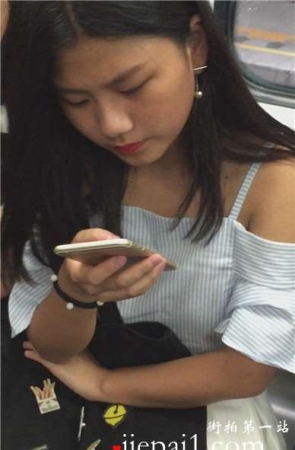 玩手机很入迷的美人，确实漂亮。