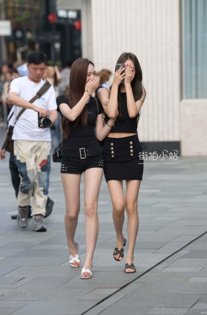 好身材美腿姐妹