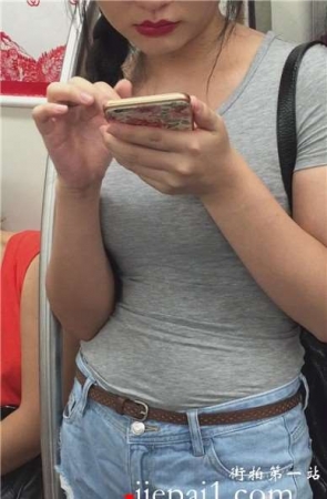 丰满紧身T恤热裤妹子，被那红唇迷住了。