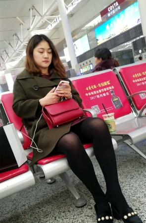 高铁站候车的黑色丝袜极品美腿美少妇