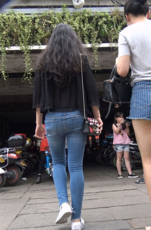 紧身牛仔帆布鞋白腿热裤美女