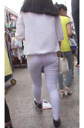 紧身白裤美女