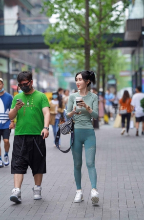 苗条的紧身裤女孩