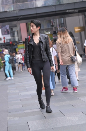 短发de黑色紧身裤