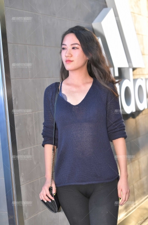 搭讪黑色紧身裤女士