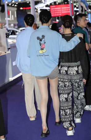 【街拍心灵】车展礼仪肉丝大街拍长腿拖鞋小姐姐