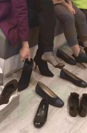 性感少妇在试鞋子