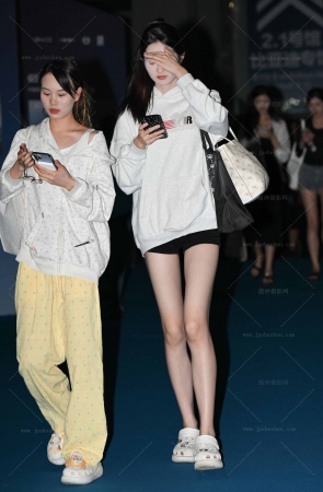 241115-28=42√热裤，大长腿女生 13P