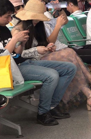 候车室内的美足总是令人应接不暇