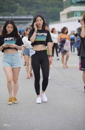 黑色运动裤美女