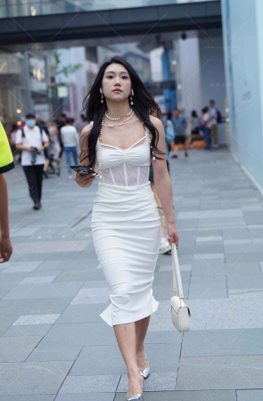 搭讪街拍白裙高跟美眉