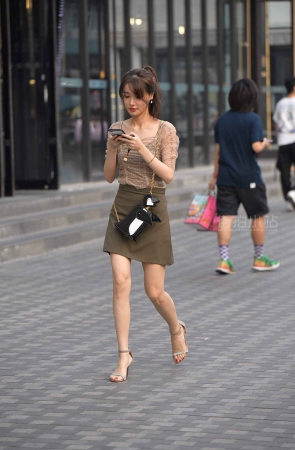 街拍高跟短裙气质美女