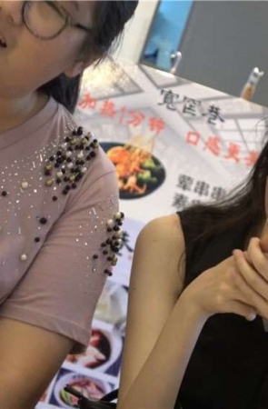 4K – 跟肥闺蜜在一起的银白色高跟眼镜妹 [1.55 GB/MP4]